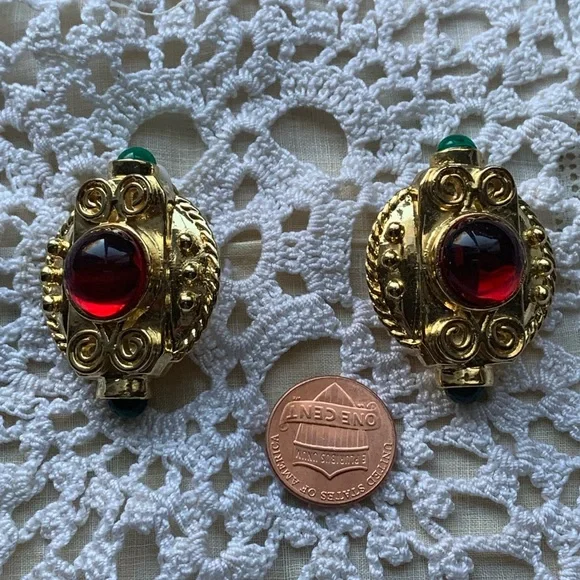 Ruby Red Emerald Green Jewel Tone Egyptian Clip On Costume Jewelry Earrings - Picture 5 of 6